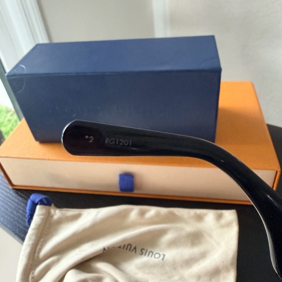 Louis Vuitton Black Gold PM Link Sunglasses - Picture 5 of 9